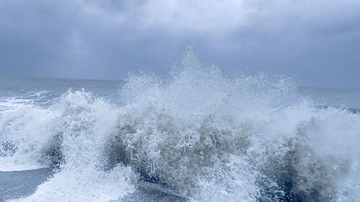 ঘূর্ণিঝড়ের প্রভাবে উত্তাল সাগর, ১৫ জেলায় জলোচ্ছ্বাসের সতর্কতা