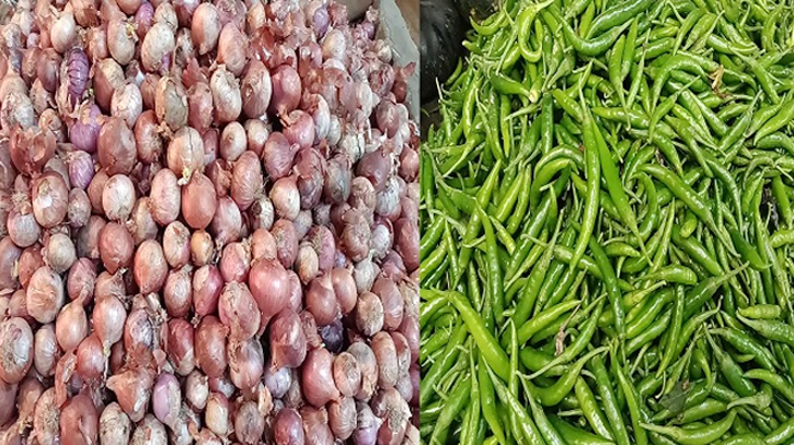 হিলিতে পেঁয়াজের দাম কমলেও কাঁচামরিচ ২০০ টাকা কেজি