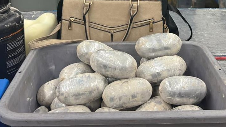 শাহজালালে ১৩০ কোটি টাকার কোকেনসহ বিদেশি নাগরিক আটক