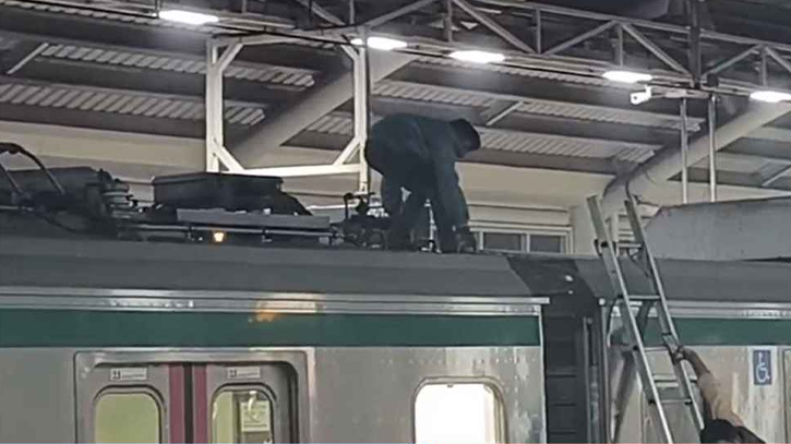 মেট্রো ট্রেনের ছাদে দুই যাত্রী, সচিবালয় স্টেশনে চলাচল সাময়িক বন্ধ