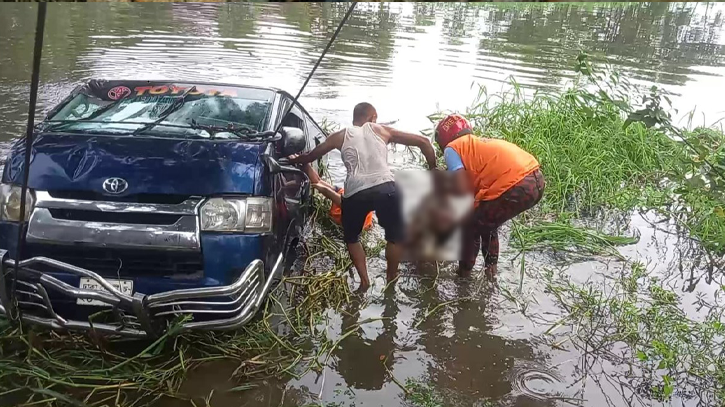 নোয়াখালীতে মাইক্রোবাস খালে পড়ে একই পরিবারের ৭ জন নিহত