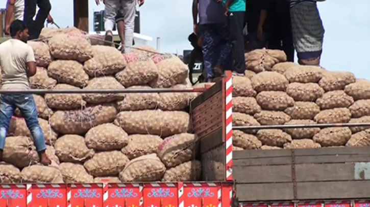 ভোমরা স্থলবন্দর দিয়ে তিন দিনে এলো দুই হাজার টন পেঁয়াজ