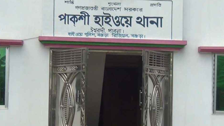 পাবনায় কাভার্ডভ্যানের ধাক্কায় নারী-শিশুসহ নিহত ৩ পাবনায় কাভার্ডভ্যানের ধাক্কায় নারী-শিশুসহ নিহত ৩