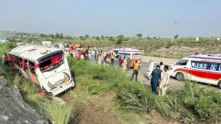 পাকিস্তানে ভয়াবহ বাস দুর্ঘটনায় নিহত ৮
