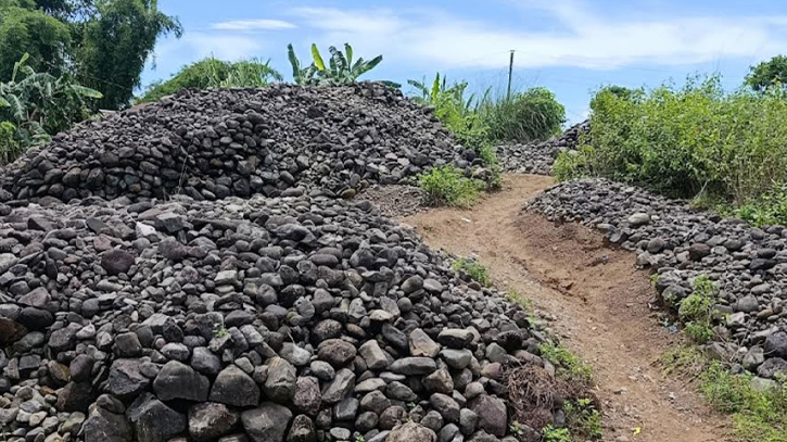 কোম্পানীগঞ্জ সীমান্ত এলাকা থেকে দুই লাখ ঘনফুট লুটপাথর উদ্ধার