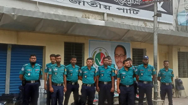 কাকরাইলে জাতীয় পার্টির কার্যালয়ের সামনে পুলিশের অবস্থান
