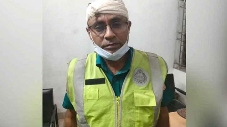 টঙ্গীতে ট্রাফিক পুলিশের মাথা ফাটালো অটোরিকশা চালক