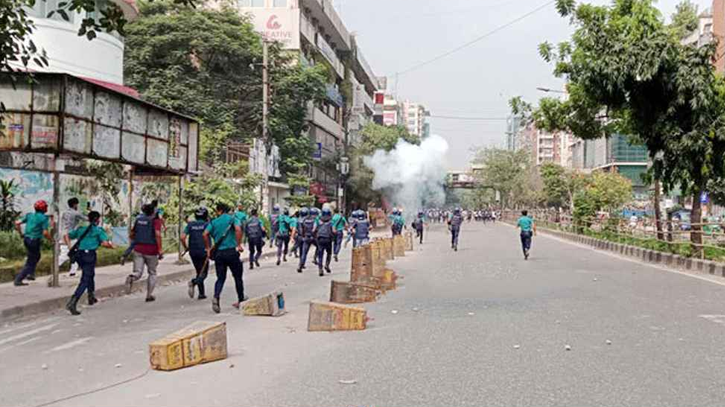 ধানমন্ডিতে আইডিয়াল কলেজ শিক্ষার্থীদের সঙ্গে পুলিশের সংঘর্ষ