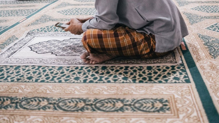 নামাজের সময় মোবাইল বেজে উঠলে কী করবেন?