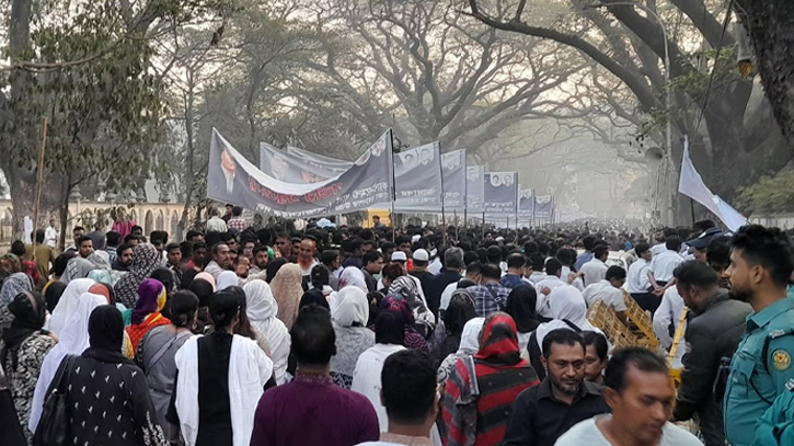 ভাষাসৈনিকদের শ্রদ্ধা জানাতে কেন্দ্রীয় শহীদ মিনারে মানুষের ঢল ভাষাসৈনিকদের শ্রদ্ধা জানাতে কেন্দ্রীয় শহীদ মিনারে মানুষের ঢল