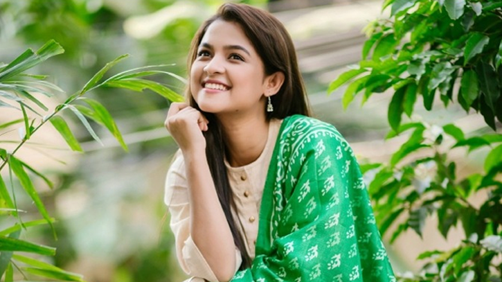 মেকআপ ছাড়া থাকতেই স্বচ্ছন্দ সাদিয়া আয়মান
