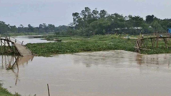রৌমারীতে সাঁকো ভেঙে যোগাযোগ বিচ্ছিন্ন, দুর্ভোগে ৩০ হাজার মানুষ