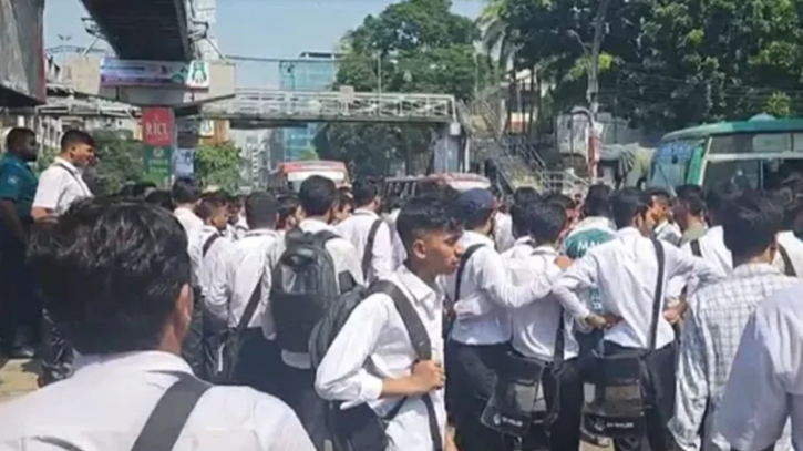 সায়েন্সল্যাব মোড় অবরোধ ঢাকা কলেজ শিক্ষার্থীদের সায়েন্সল্যাব মোড় অবরোধ ঢাকা কলেজ শিক্ষার্থীদের