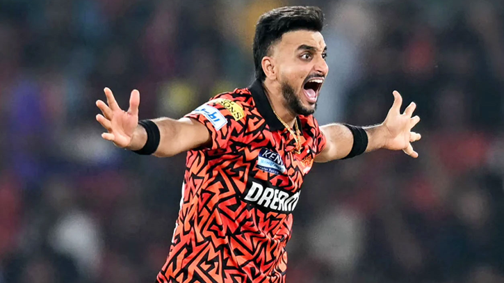আইপিএলে ইতিহাসের পাতায় হার্শাল প্যাটেল আইপিএলে ইতিহাসের পাতায় হার্শাল প্যাটেল