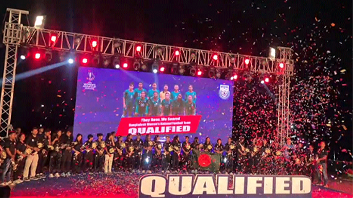 মধ্যরাতে হাতিরঝিলে নারী ফুটবলারদের ঝমকালো সংবর্ধনা