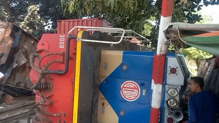 চট্টগ্রামে ট্রেন-ট্রাক সংঘর্ষে নিহত ১ চট্টগ্রামে ট্রেন-ট্রাক সংঘর্ষে নিহত ১