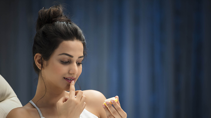 নরম ও কোমল ঠোঁট পেতে রাতে করুন এই যত্নগুলো নরম ও কোমল ঠোঁট পেতে রাতে করুন এই যত্নগুলো