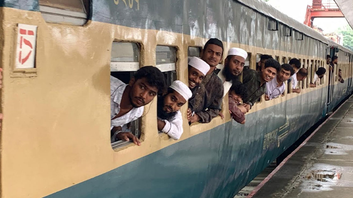 কোচ পছন্দ না হওয়ায় বিক্ষোভ, বিলম্বে ছাড়ল জুলাই বিশেষ ট্রেন কোচ পছন্দ না হওয়ায় বিক্ষোভ, বিলম্বে ছাড়ল জুলাই বিশেষ ট্রেন