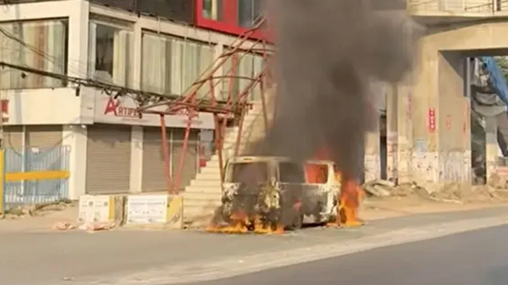 উত্তরায় মাইক্রোবাসে আগুন