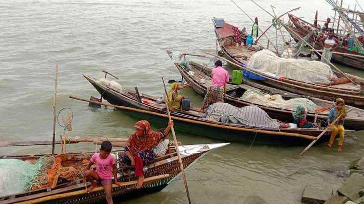 নিষেধাজ্ঞা শেষে নদীতে নামার অপেক্ষায় চাঁদপুরের জেলেরা