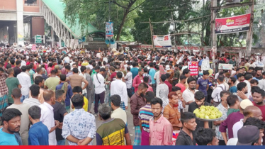 প্রেসক্লাবের সামনে অটোরিকশা চালকদের অবরোধ