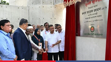 ওসমানী উদ্যানে ‘জুলাই স্মৃতিস্তম্ভ’ উদ্বোধন করলেন প্রধানমন্ত্রী ওসমানী উদ্যানে ‘জুলাই স্মৃতিস্তম্ভ’ উদ্বোধন করলেন প্রধানমন্ত্রী